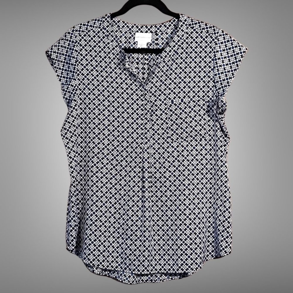 Liz Claiborne size L black & blue geometric patterned split neck flowy blouse
